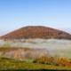 Morgennebel umgibt den Wilzenberg