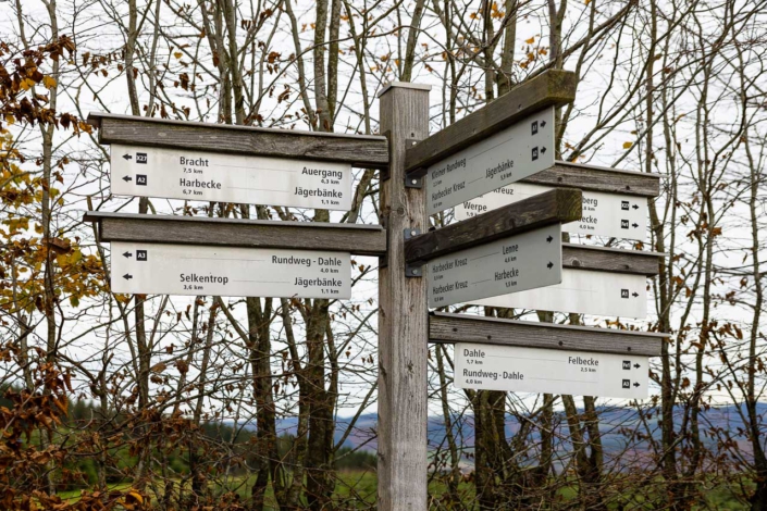 Wegweiser am Wanderparkplatz Am Brande