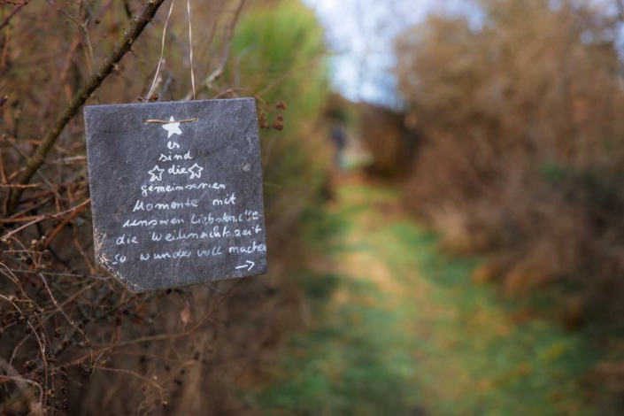 Spruch auf einer Schiefertafel am Wegesrand