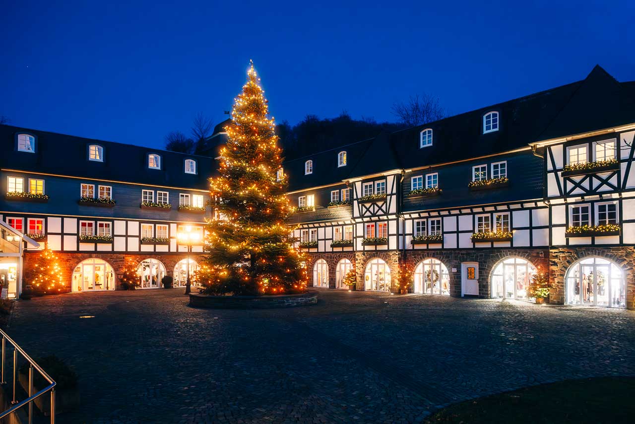 Weihnachtsbaum im Gutshof des Hotels Deimann in Winkhausen
