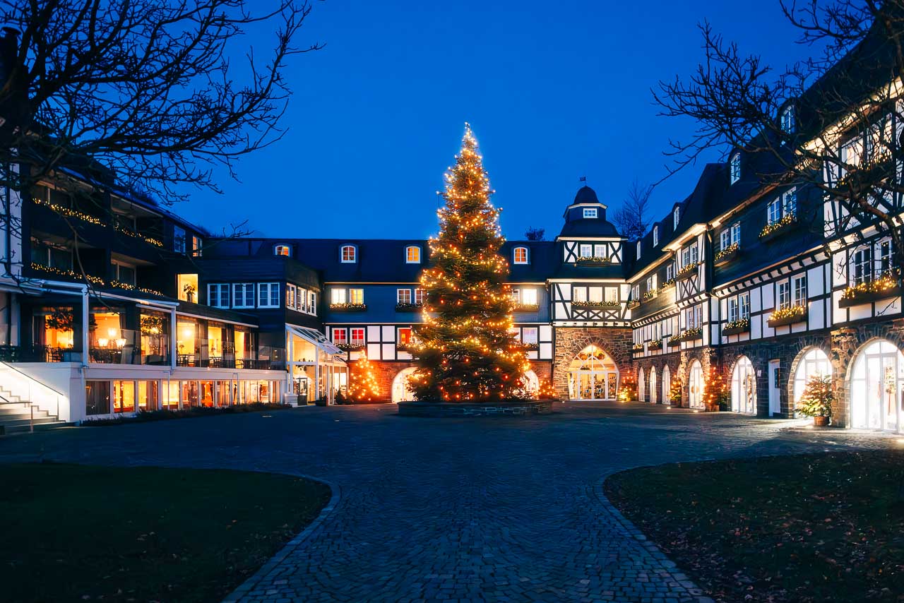 Weihnachtsbaum im Gutshof des Hotels Deimann in Winkhausen