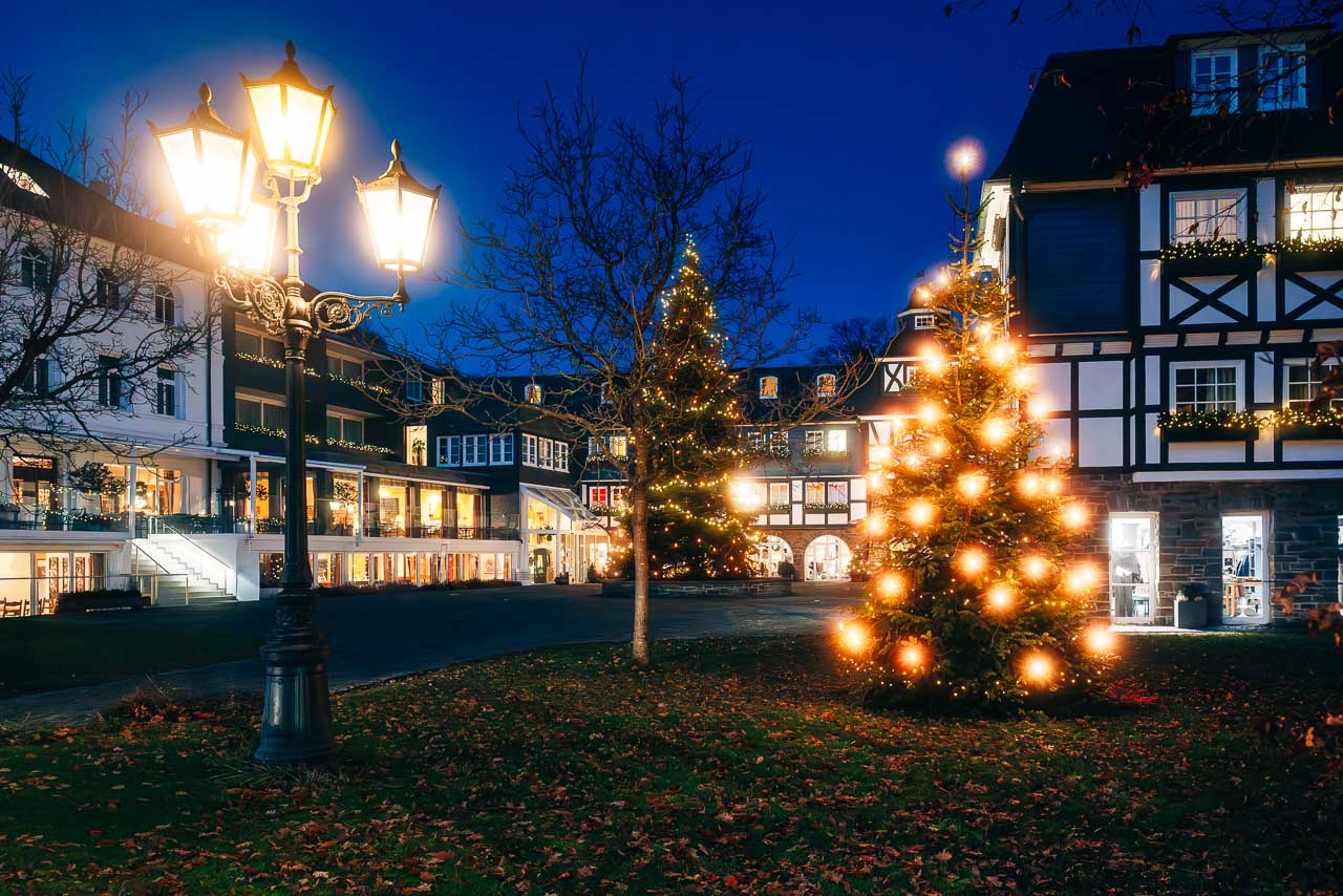 Weihnachtsbaum im Gutshof des Hotels Deimann in Winkhausen