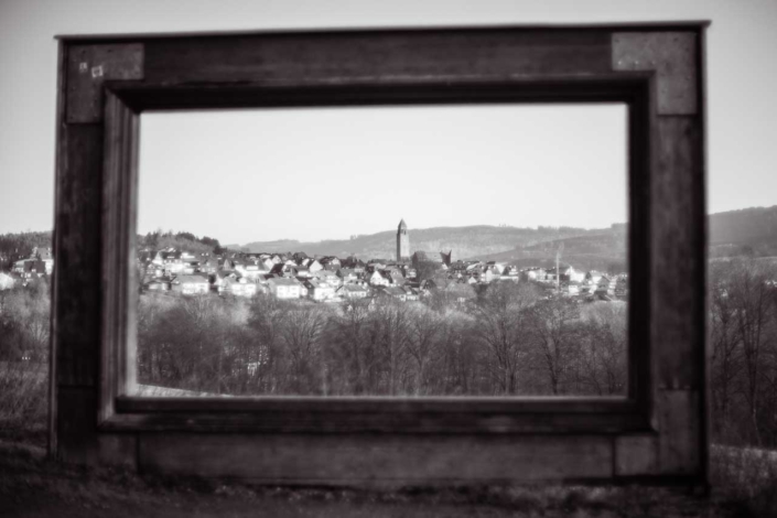 Eingerahmter Blick auf Schmallenberg