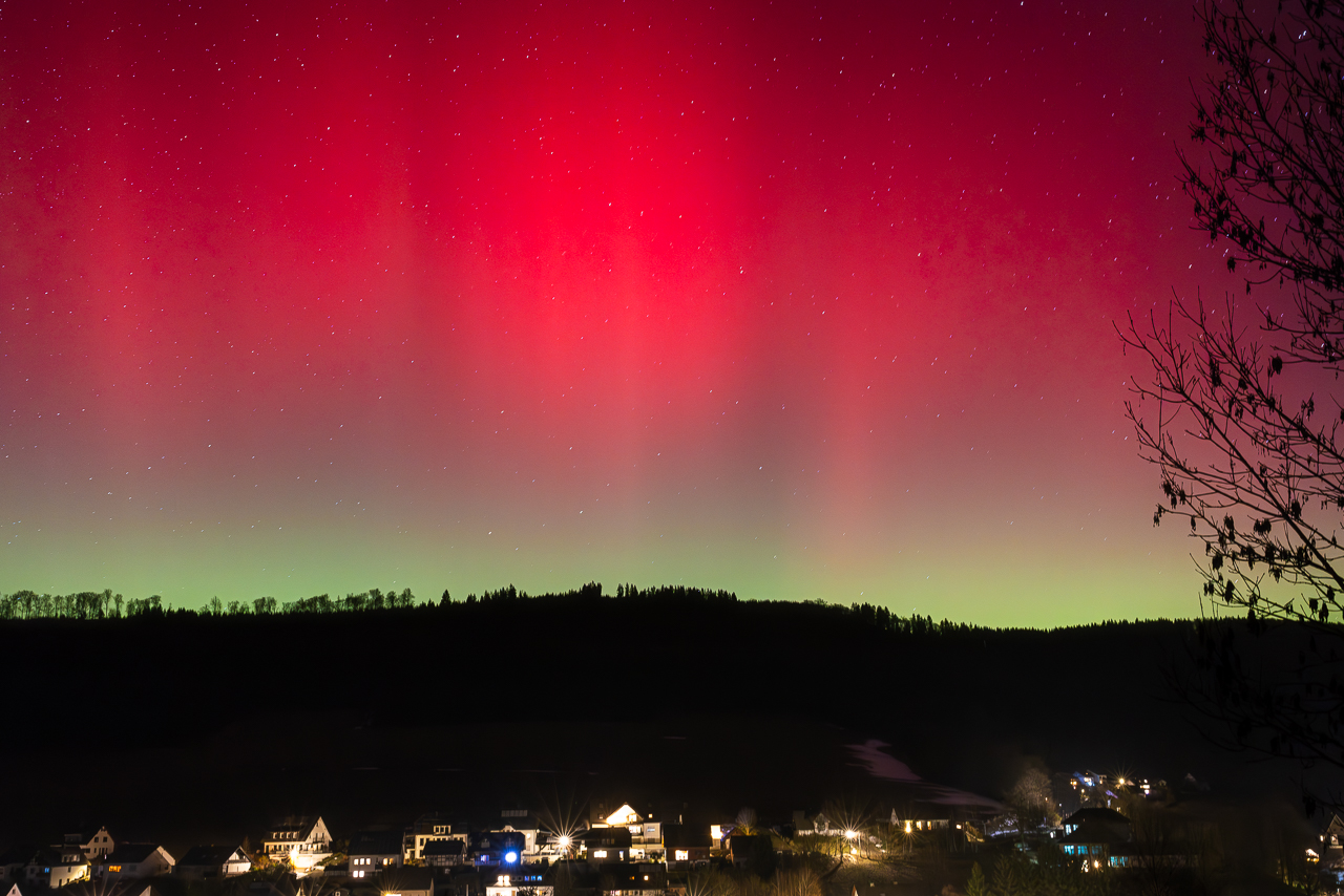 Rote und grüne Polarlichter