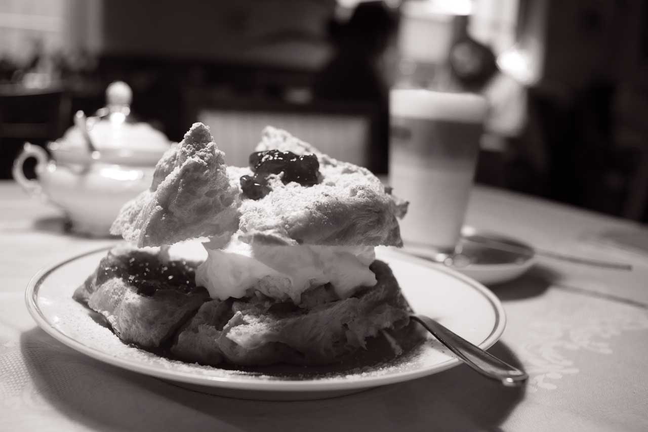Windbeutel auf Goldrand-Teller