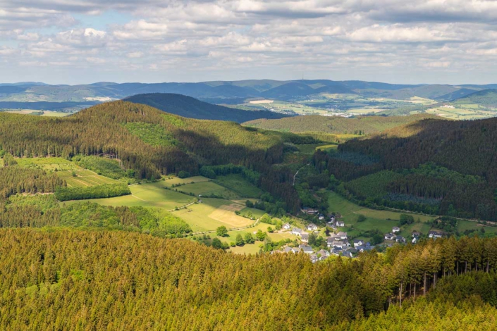 Aussicht in die Saalhauser Berge und Milchenbach