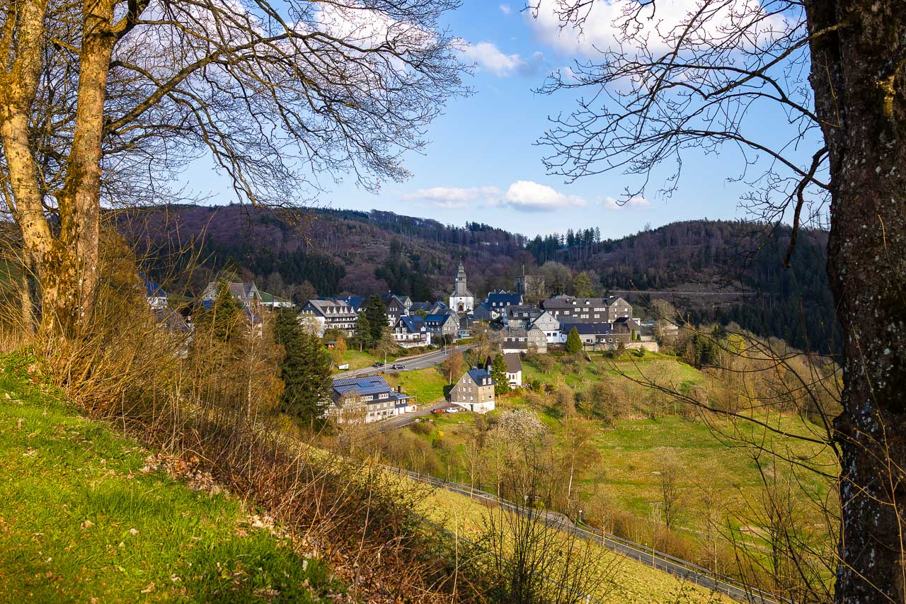 Blick auf Nordenau Blick auf den historischen Ortskern mit St. Hubertus Kirche und Burg Rappelstein in Nordenau