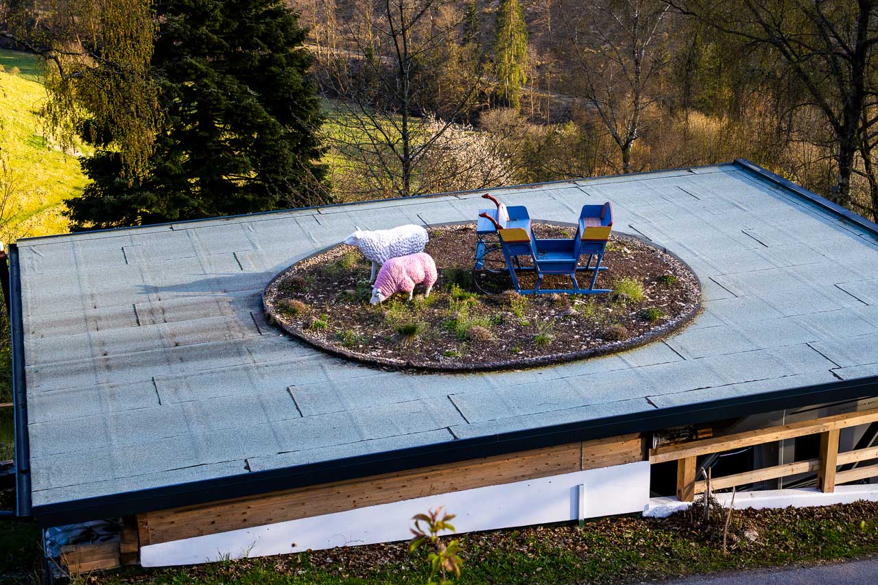 Kurioses am Wegesrand Wegmarkierung Osterglockenweg in Nordenau