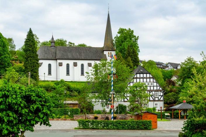 Lambertuskirche und Stickereimuseum Oberhundem