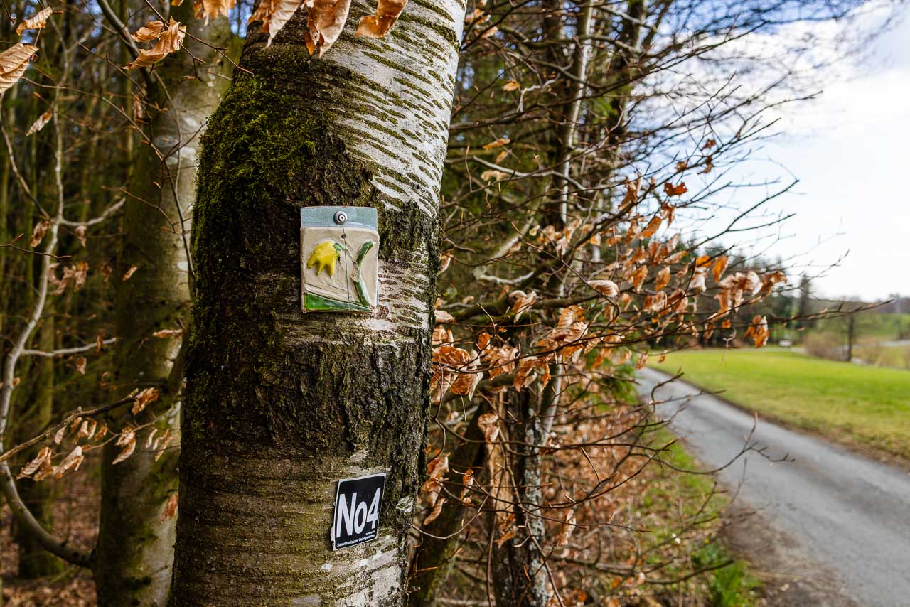 Wegmarkierung Wegmarkierung „Osterglockenweg“ aus Keramik