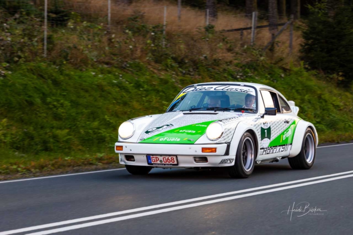 Rennlegende Walter Röhrl in seinem Porsche 911 S 2.7 Coupe von 1975