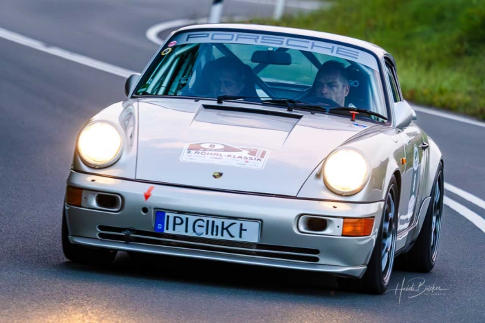 Schauspieler Hinnerk Schönemann am Steuer eines Porsche 964