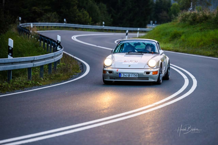 Schauspieler Hinnerk Schönemann am Steuer eines Porsche 964