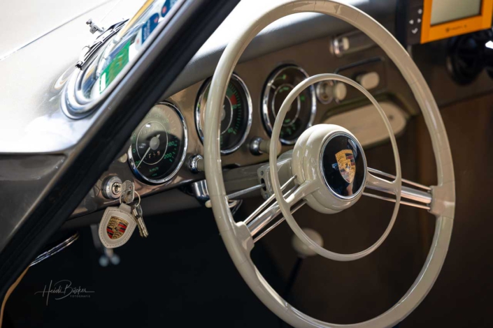 Lenkrad und Armaturenbrett eines alten Porsche 356 Reutter Coupé von 1956 Lenkrad und Armaturenbrette eines alten Porsche 356 Reutter Coupé von 1956
