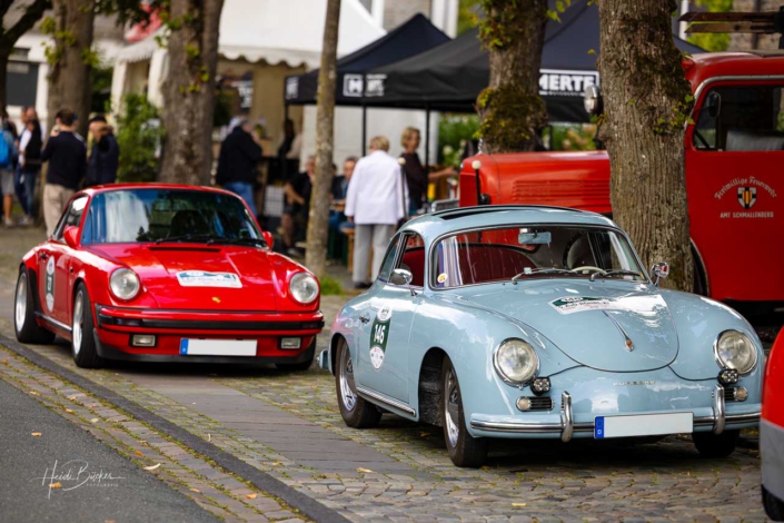 Vorne ein Porsche 356 A T1 Coupé von 1957 und dahinter ein Porsche 911 Carrera G Modell von 1987