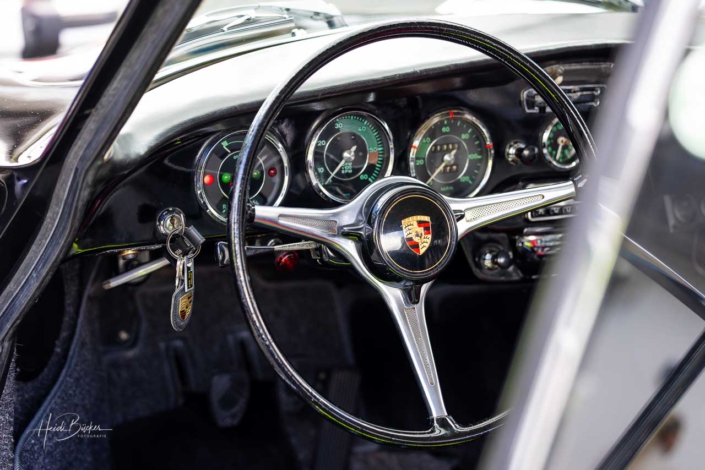 Lenkrad und Armaturenbrett eines Porsche 356 von 1964