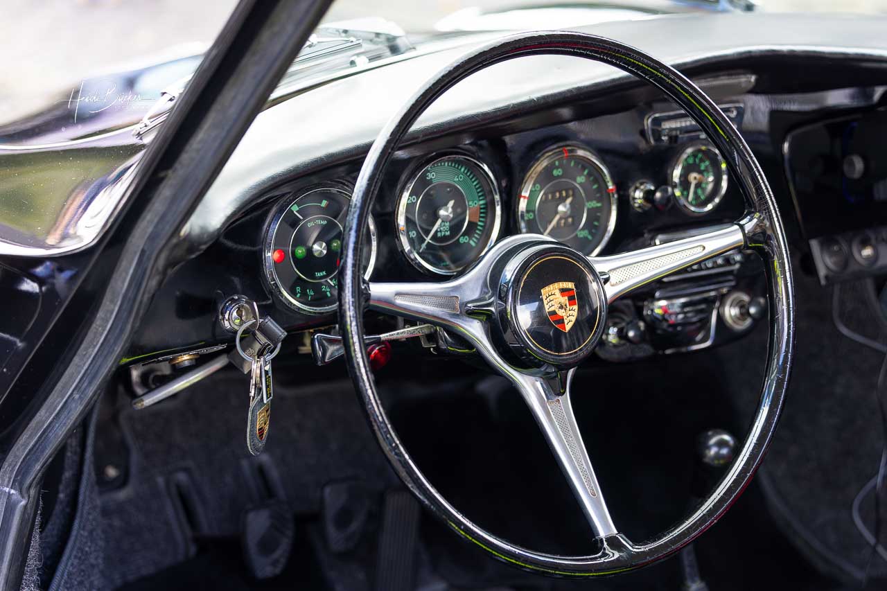 Lenkrad und Armaturenbrett eines Porsche 356 von 1964