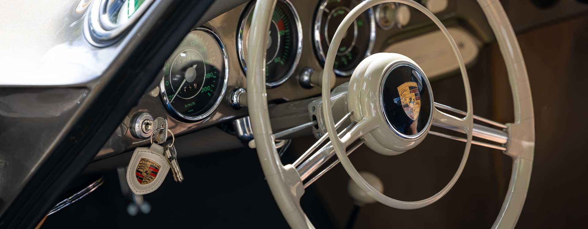 Lenkrad und Armaturenbrett eines alten Porsche 356 Reutter Coupé von 1956 Lenkrad und Armaturenbrett eines alten Porsche 356 Reutter Coupé von 1956