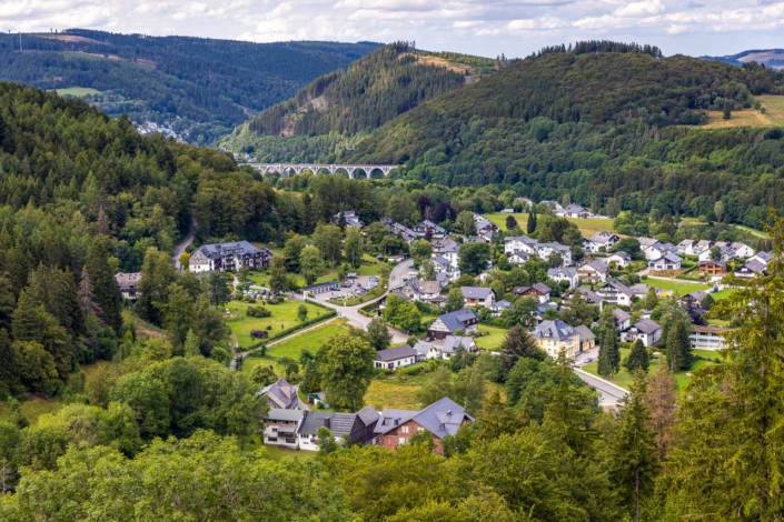 Blick vom Skywalk auf Willingen und das Viadukt
