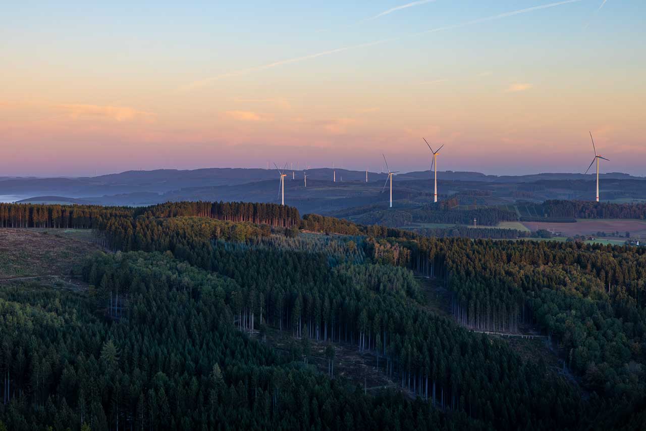 Von der Sonne angestrahlte Windräder